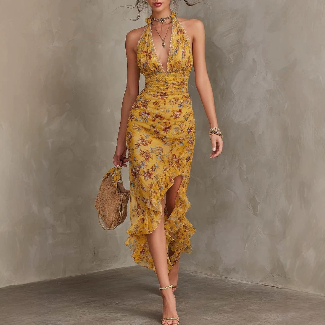 Robe française vintage jaune à fleurs – Encolure haltère, décolleté plongeant, taille ceinturée, fente, volants, coupe affinante et élégante