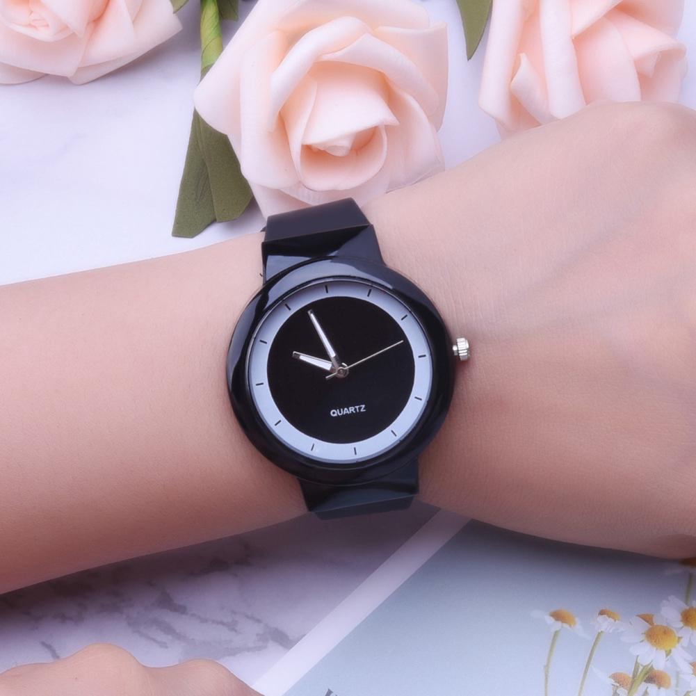 Montre Minimaliste Femme Fashion Silicone Bande Analogique Quartz Strass A40