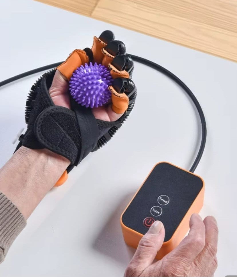 Gants robotisés d'entraînement à la rééducation